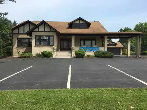 5c75a0e2f20430878050d775 office front